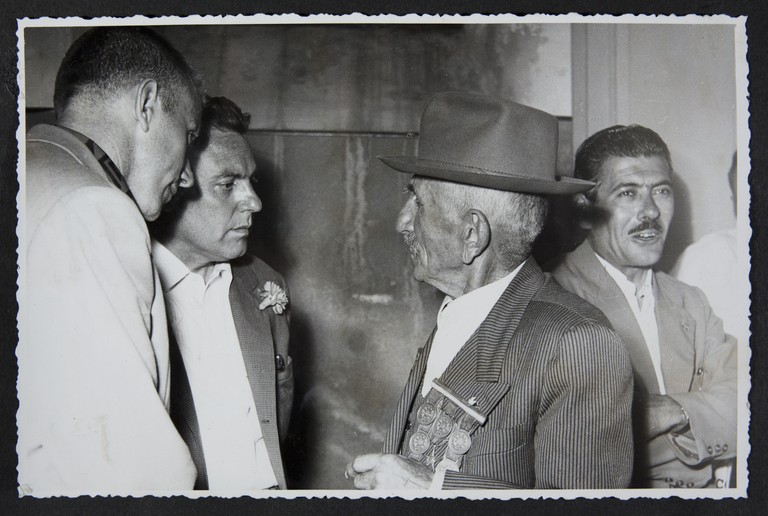 Trieste, luglio 1956, A.N.P.I. provinciale, Alcide Cervi conversa con alcuni ospiti